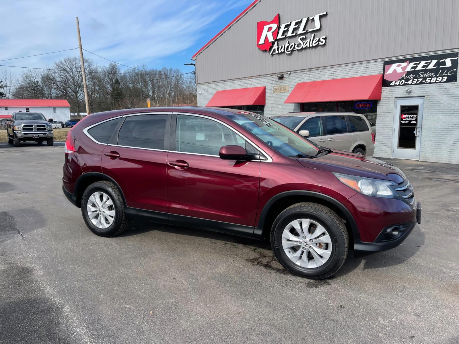 2014 Red /Gray Honda CR-V EX 4WD 5-Speed AT (5J6RM4H59EL) with an 2.4L I4 DOHC 16V engine, 5-Speed Automatic transmission, located at 547 E. Main St., Orwell, OH, 44076, (440) 437-5893, 41.535435, -80.847855 - This 2014 Honda CR-V AWD EX with a 2.4L engine and 5-speed automatic transmission offers a balanced blend of comfort, reliability, and efficiency. Equipped with ECO mode, it optimizes fuel efficiency, making it a budget-friendly option for those conscious of fuel consumption. The addition of a backu - Photo #3